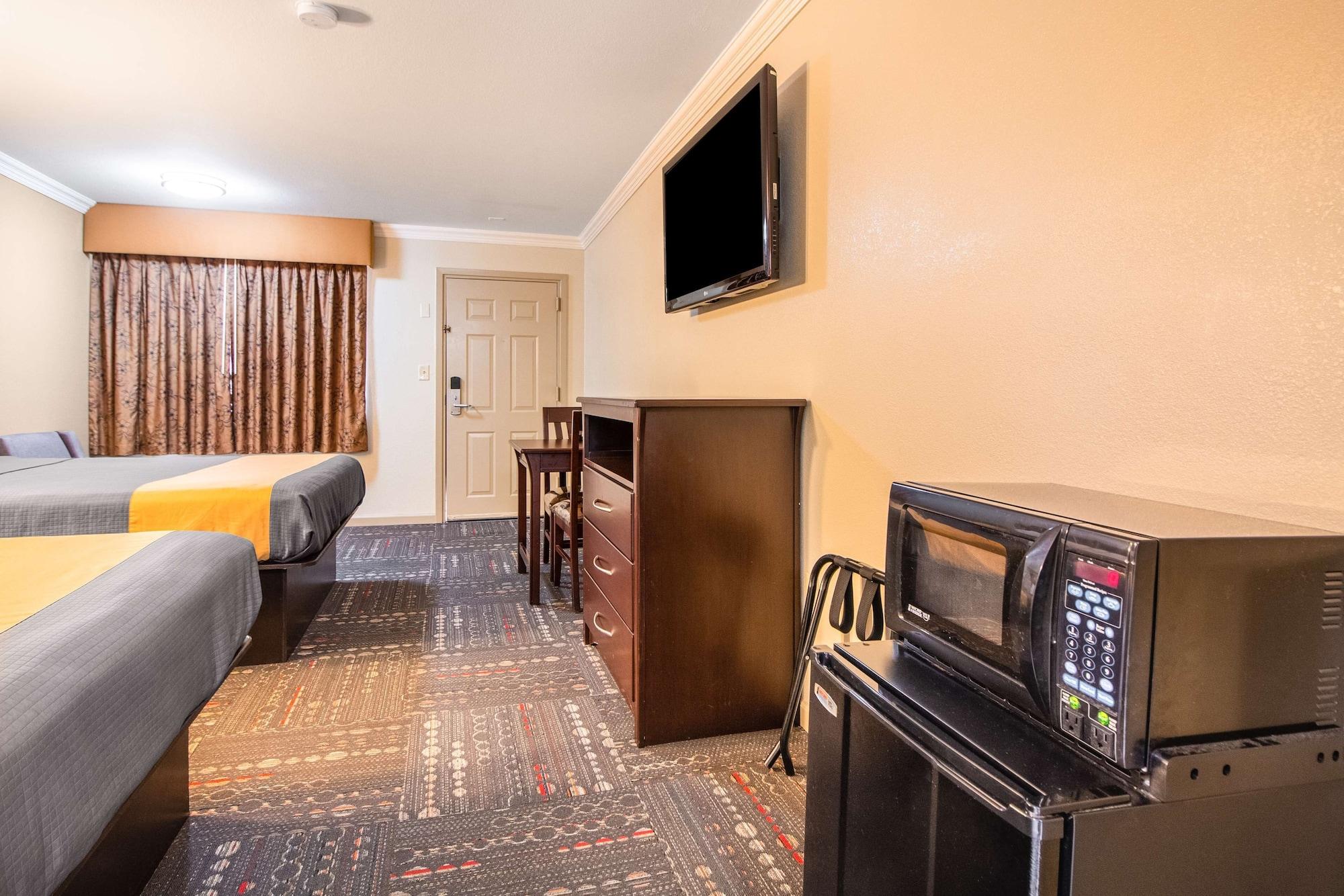 Americas Best Value Inn Houston Heights At I-45 Buitenkant foto