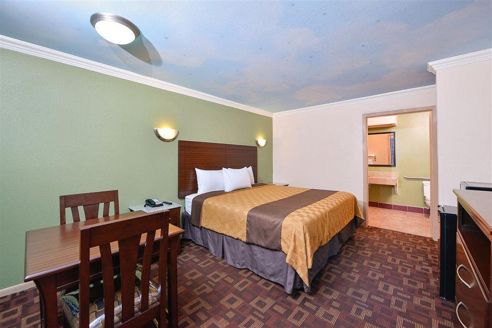Americas Best Value Inn Houston Heights At I-45 Buitenkant foto