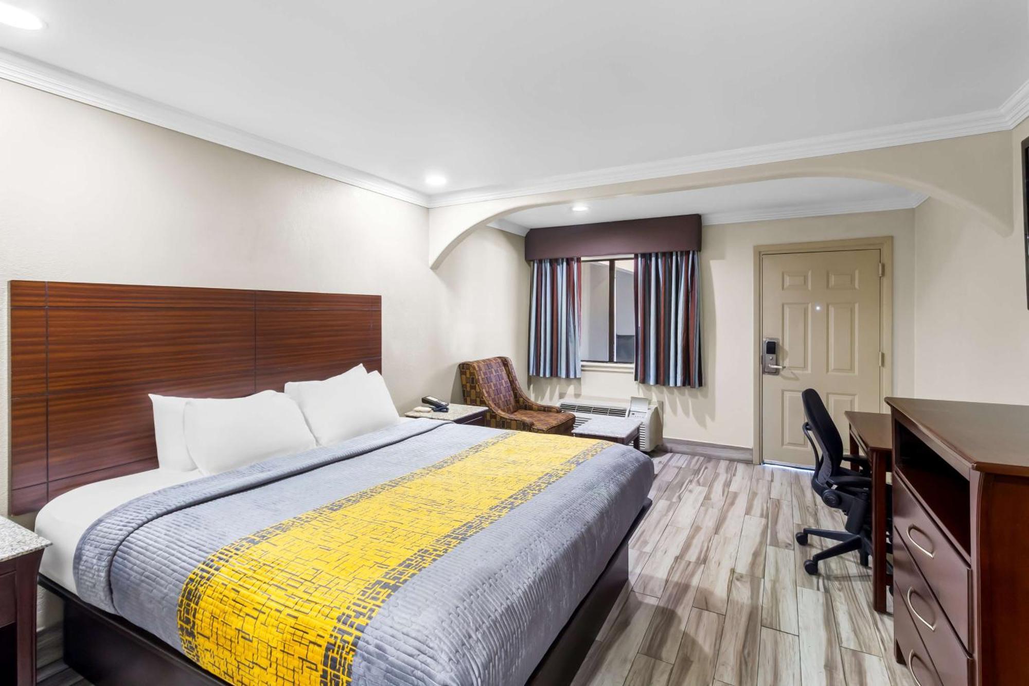Americas Best Value Inn Houston Heights At I-45 Buitenkant foto