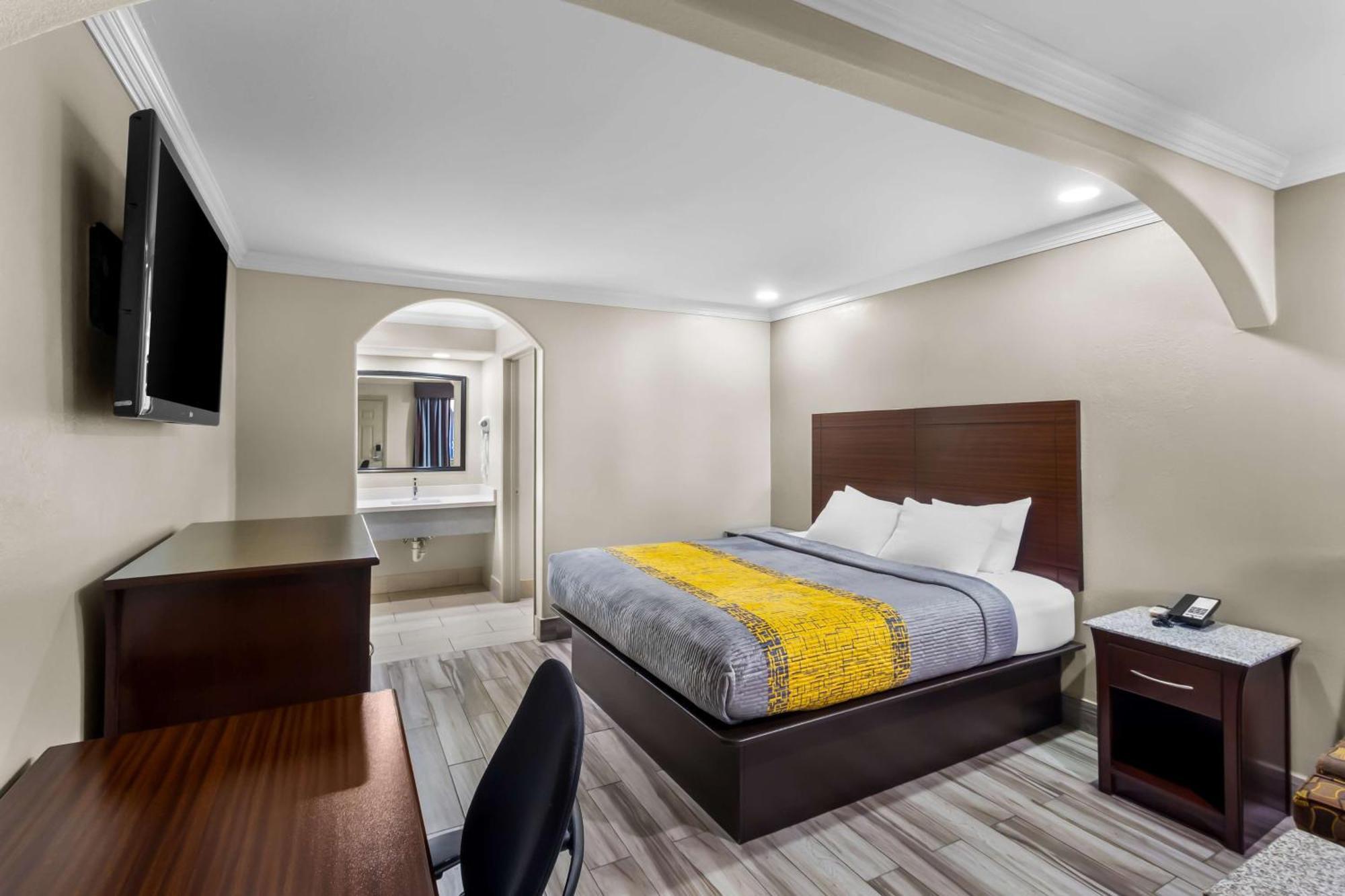 Americas Best Value Inn Houston Heights At I-45 Buitenkant foto