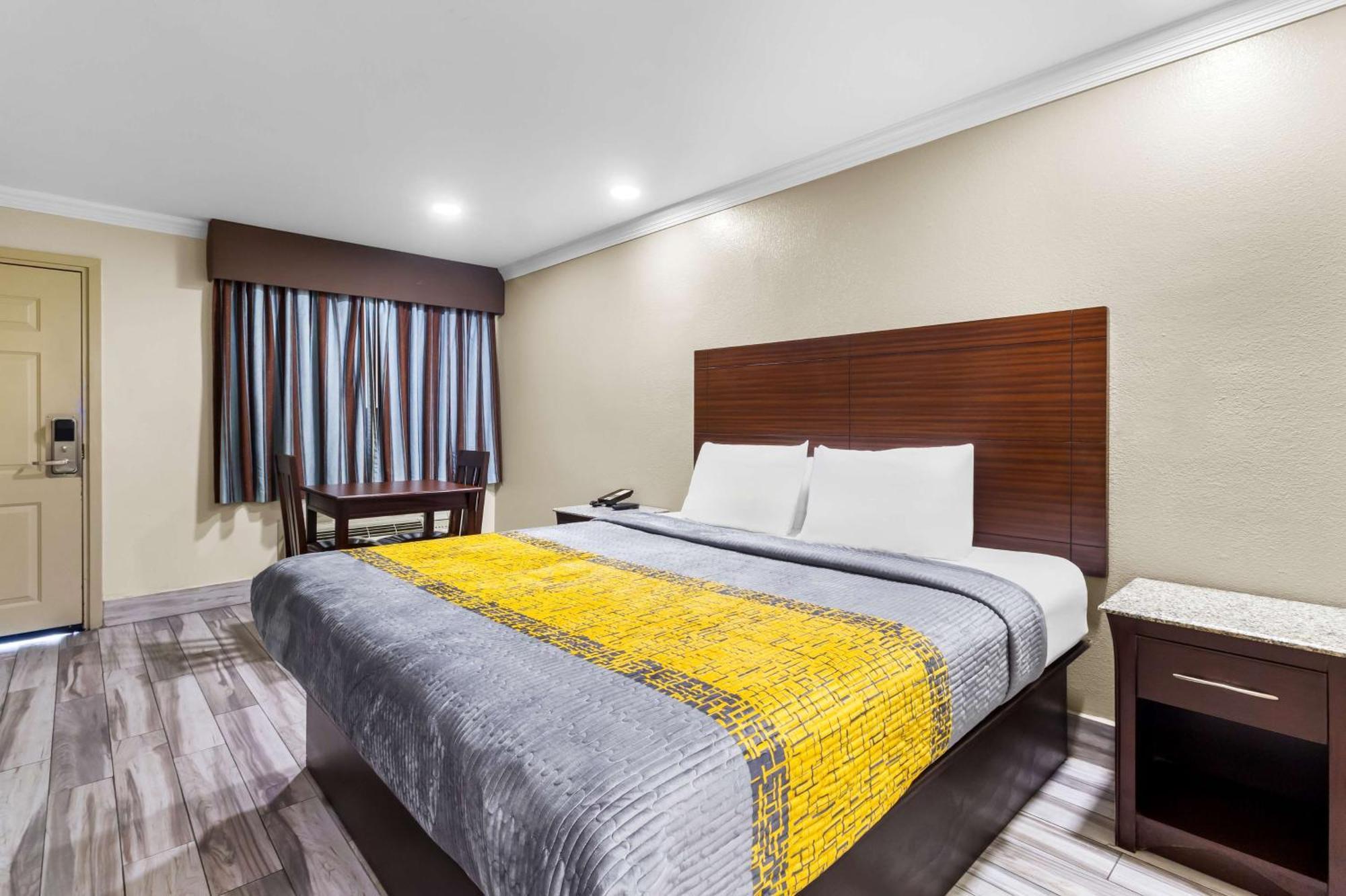 Americas Best Value Inn Houston Heights At I-45 Buitenkant foto