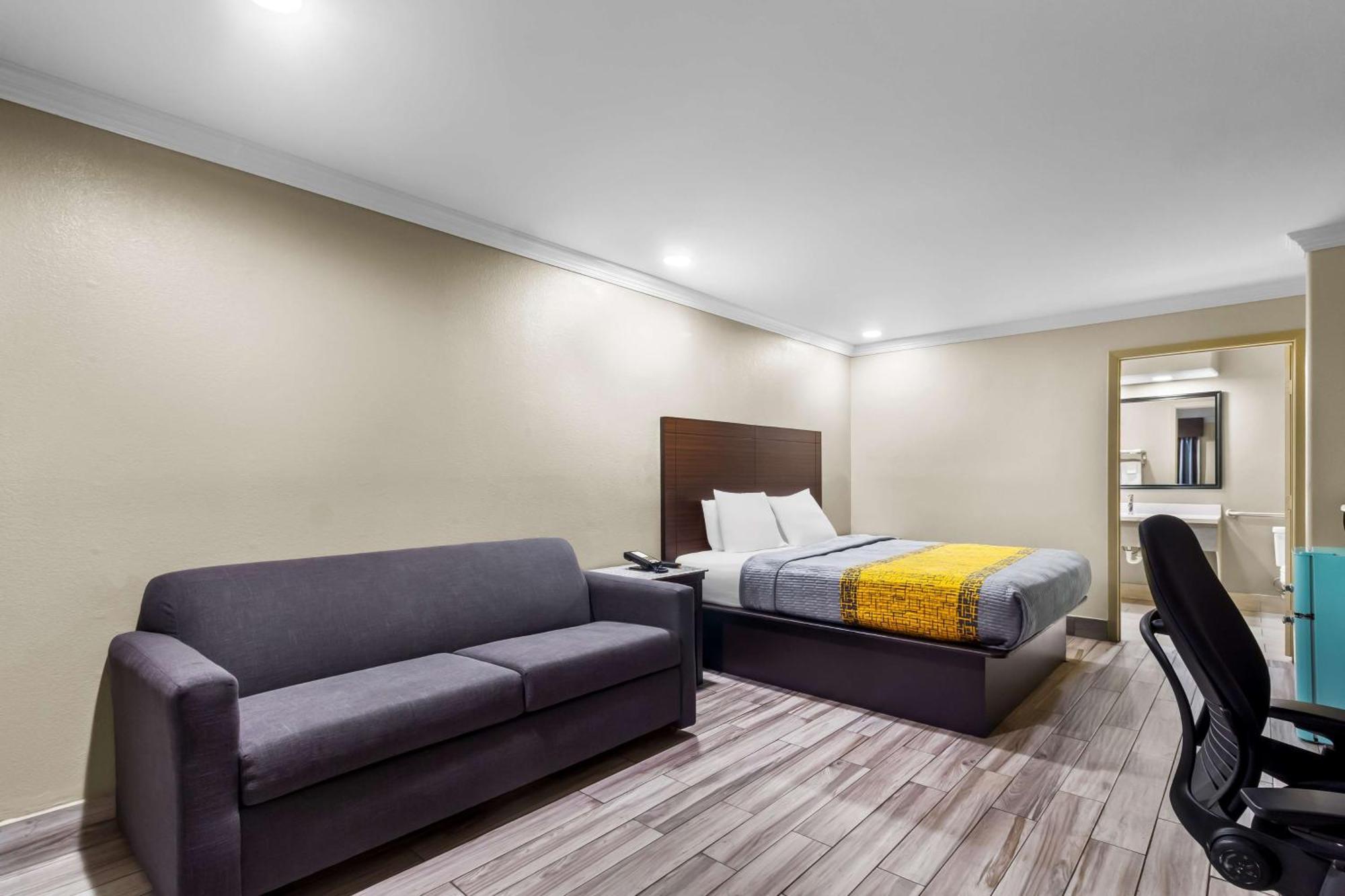 Americas Best Value Inn Houston Heights At I-45 Buitenkant foto
