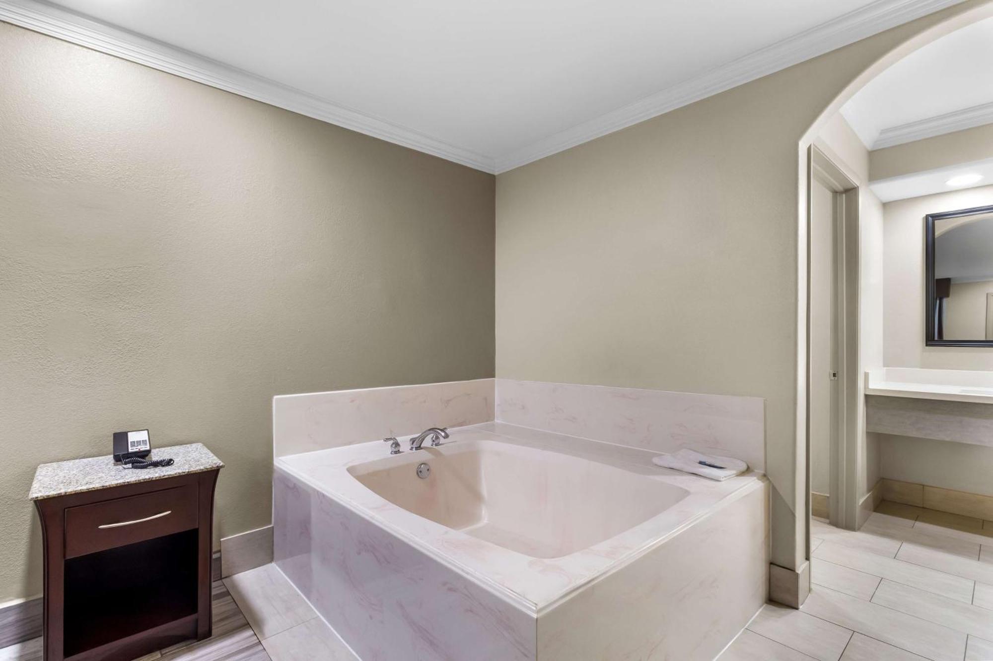 Americas Best Value Inn Houston Heights At I-45 Buitenkant foto