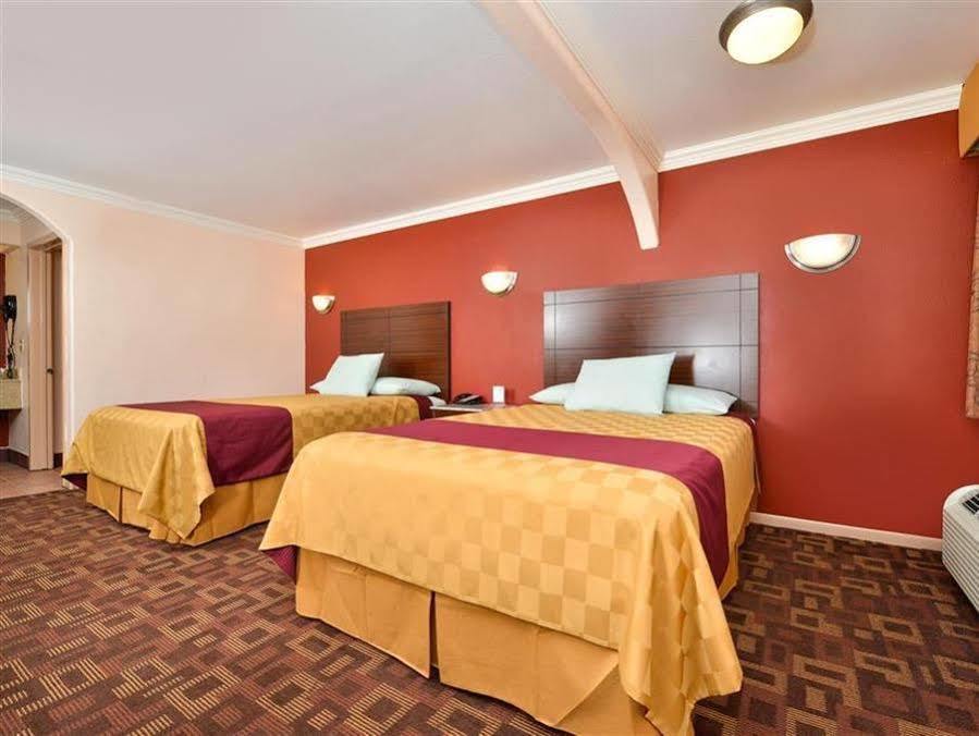 Americas Best Value Inn Houston Heights At I-45 Buitenkant foto